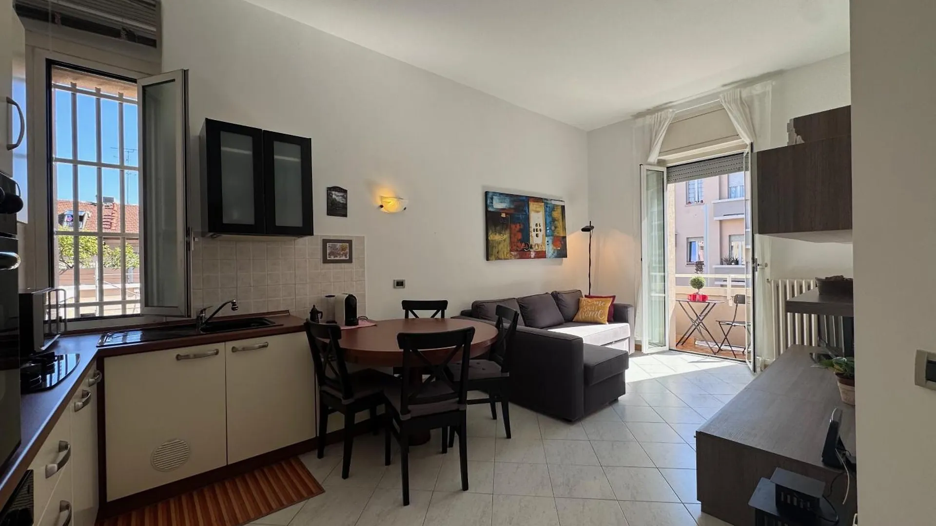 Bright Apartment With Balcony In Corso Xxii Marzo Milan Italie