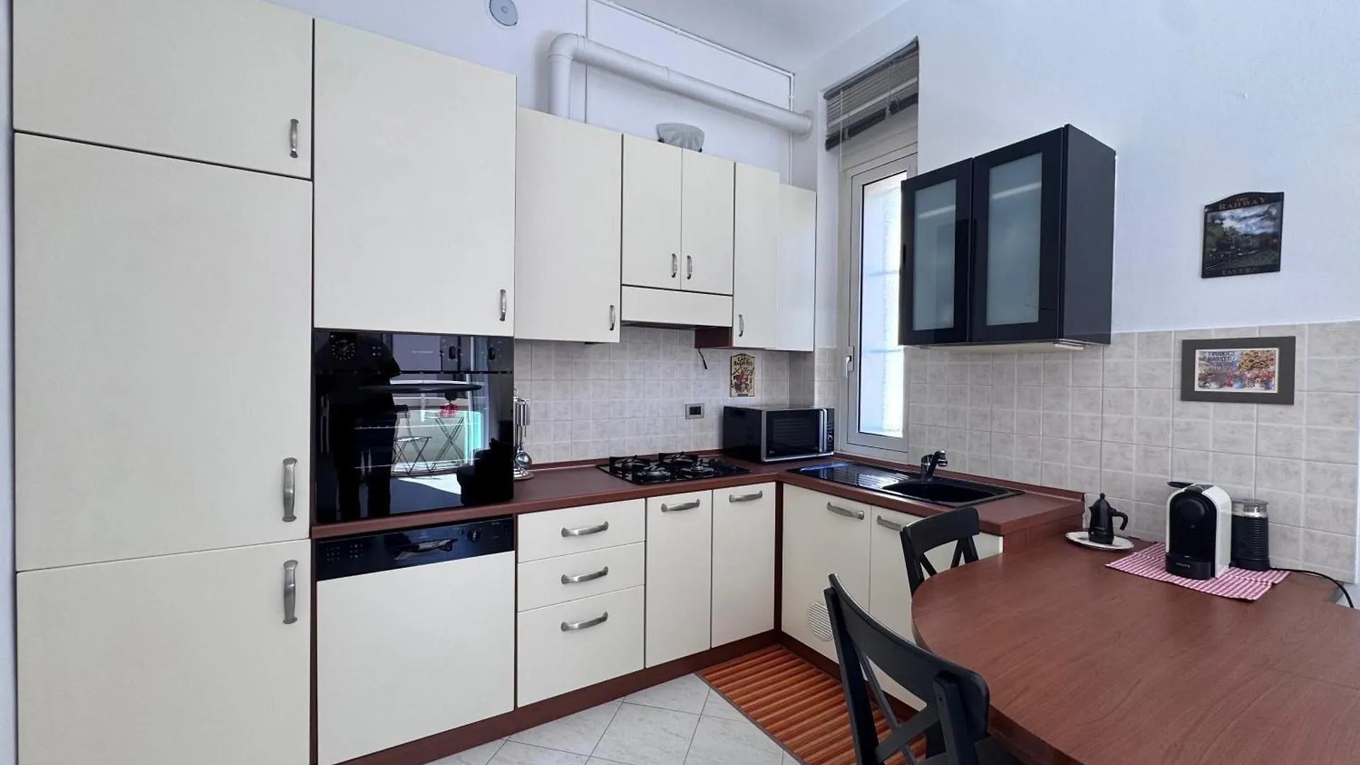 Bright Apartment With Balcony In Corso Xxii Marzo Milan