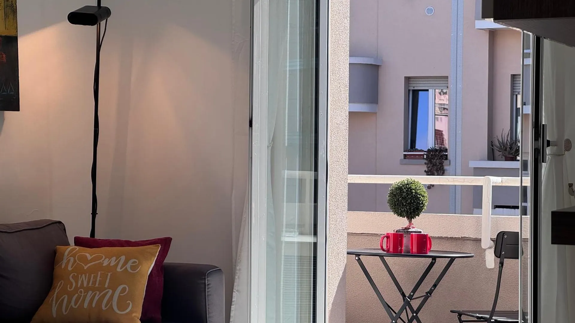 Bright Apartment With Balcony In Corso Xxii Marzo Milan